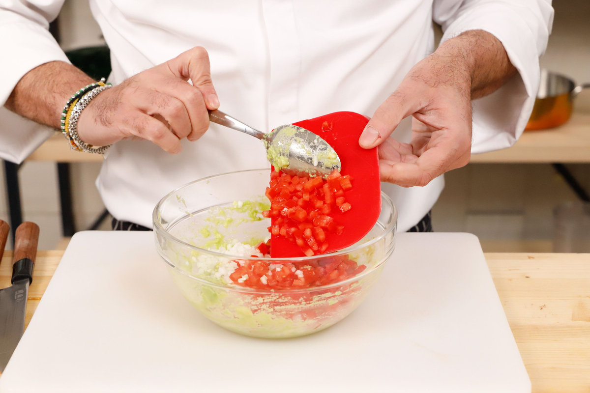 aggiungere pomodori e mescolare