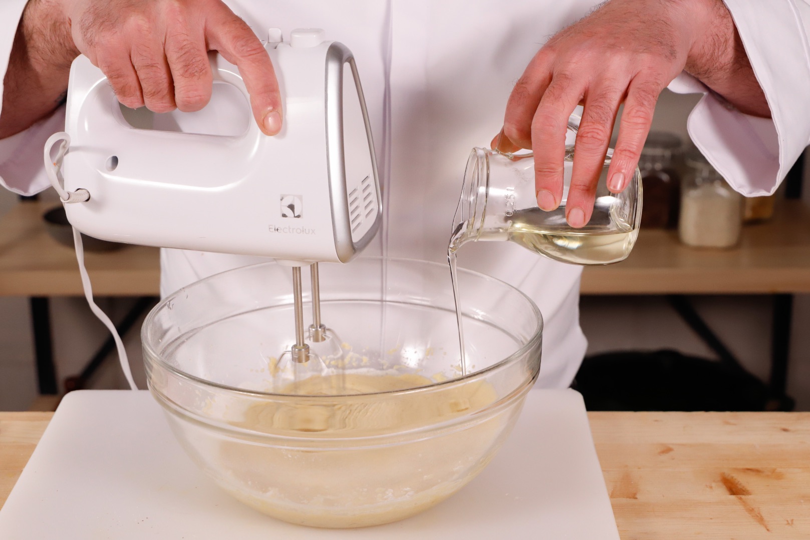 Aggiunger e olio, farina di riso e cacao