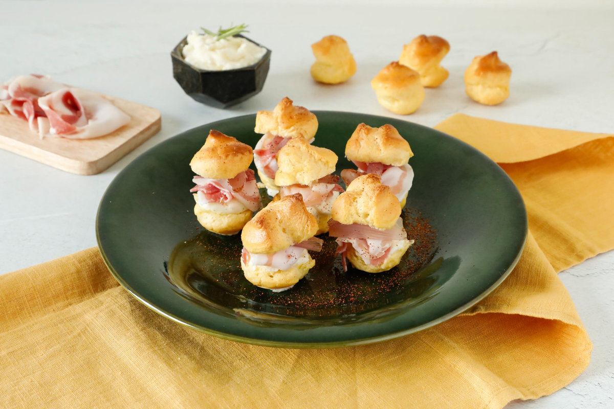 Bignè salati con crema di stracchino, pancetta piacentina, scalogno confit, rosmarino
