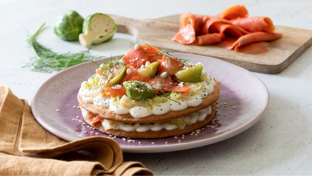Crostata salata con salmone, ricotta e cavolini di Bruxelles