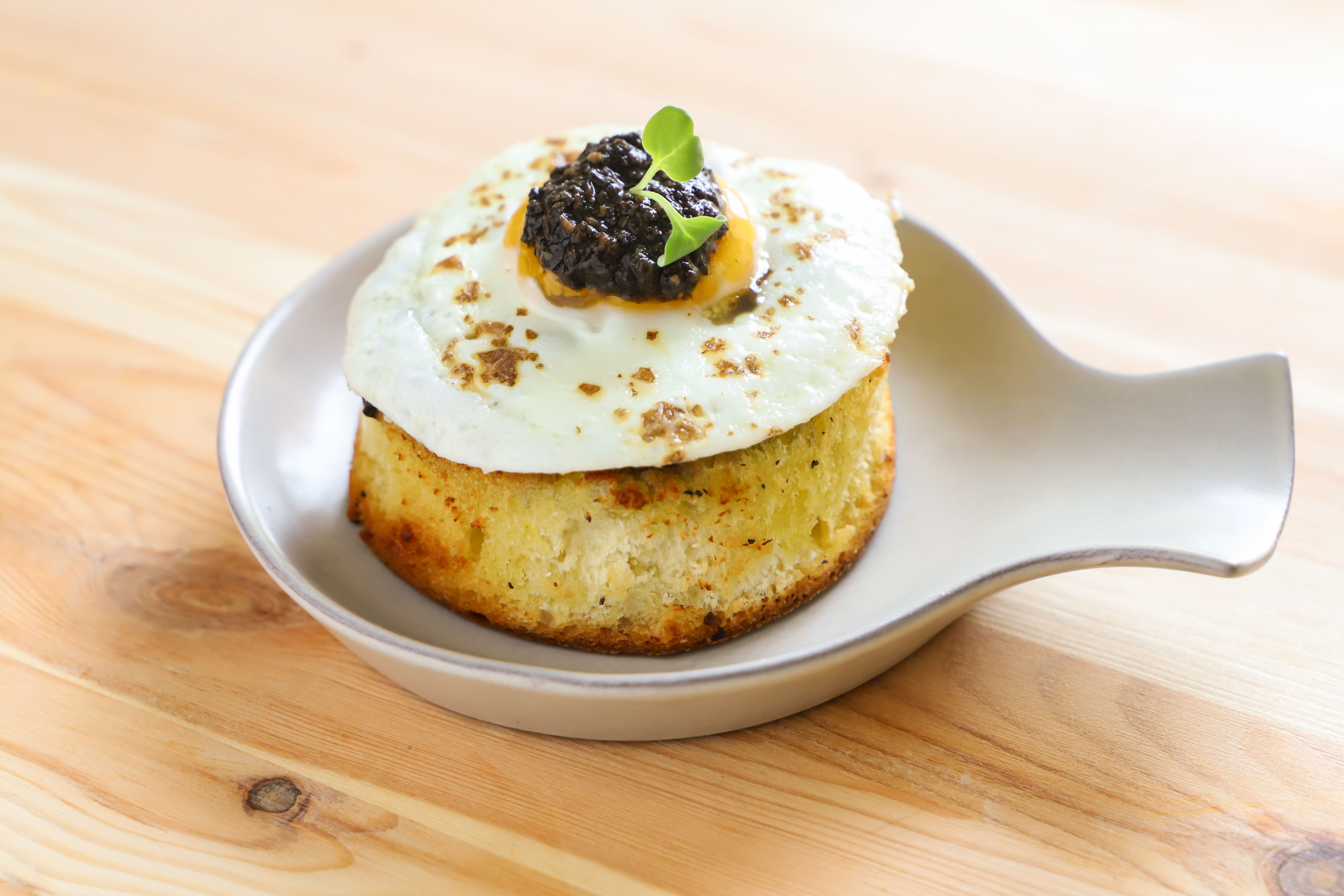 Crostone-croccante-uova-crema-al-tartufo-image