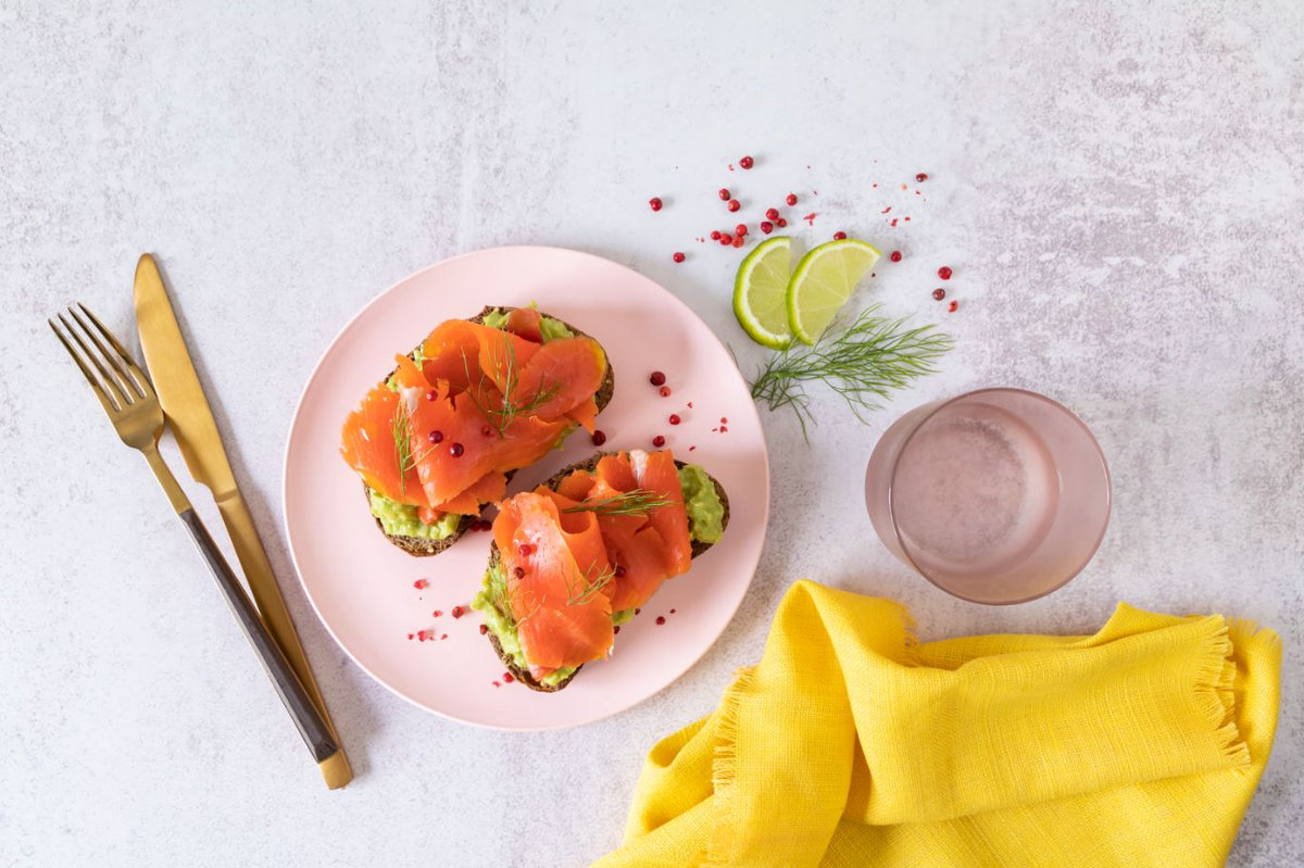Crostone con guacamole e salmone affumicato