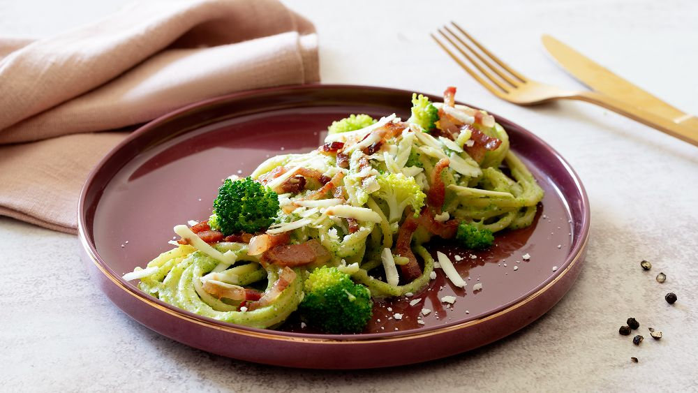 Spaghettoni con crema di broccoli, guanciale croccante e ricotta salata