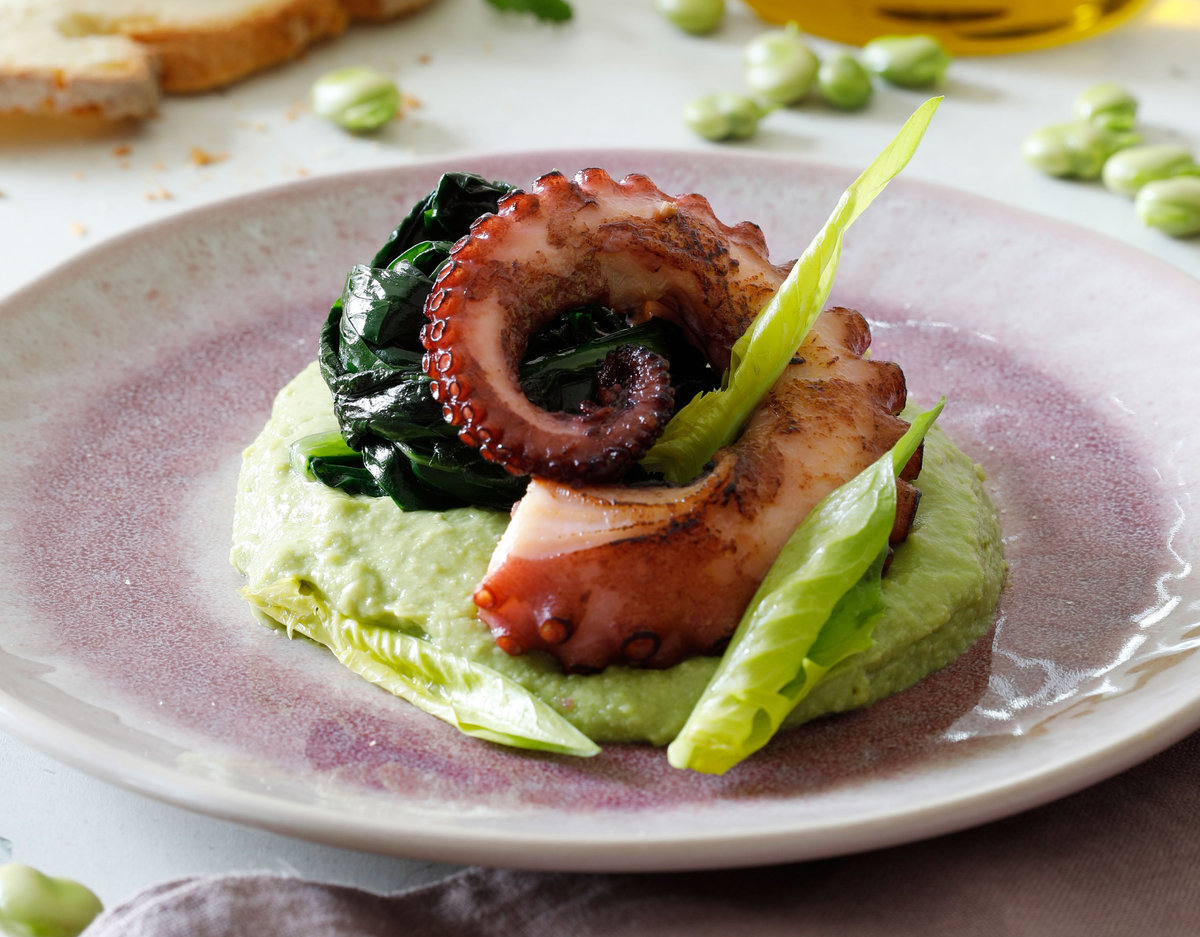 Tentacoli di polpo su crema di fave