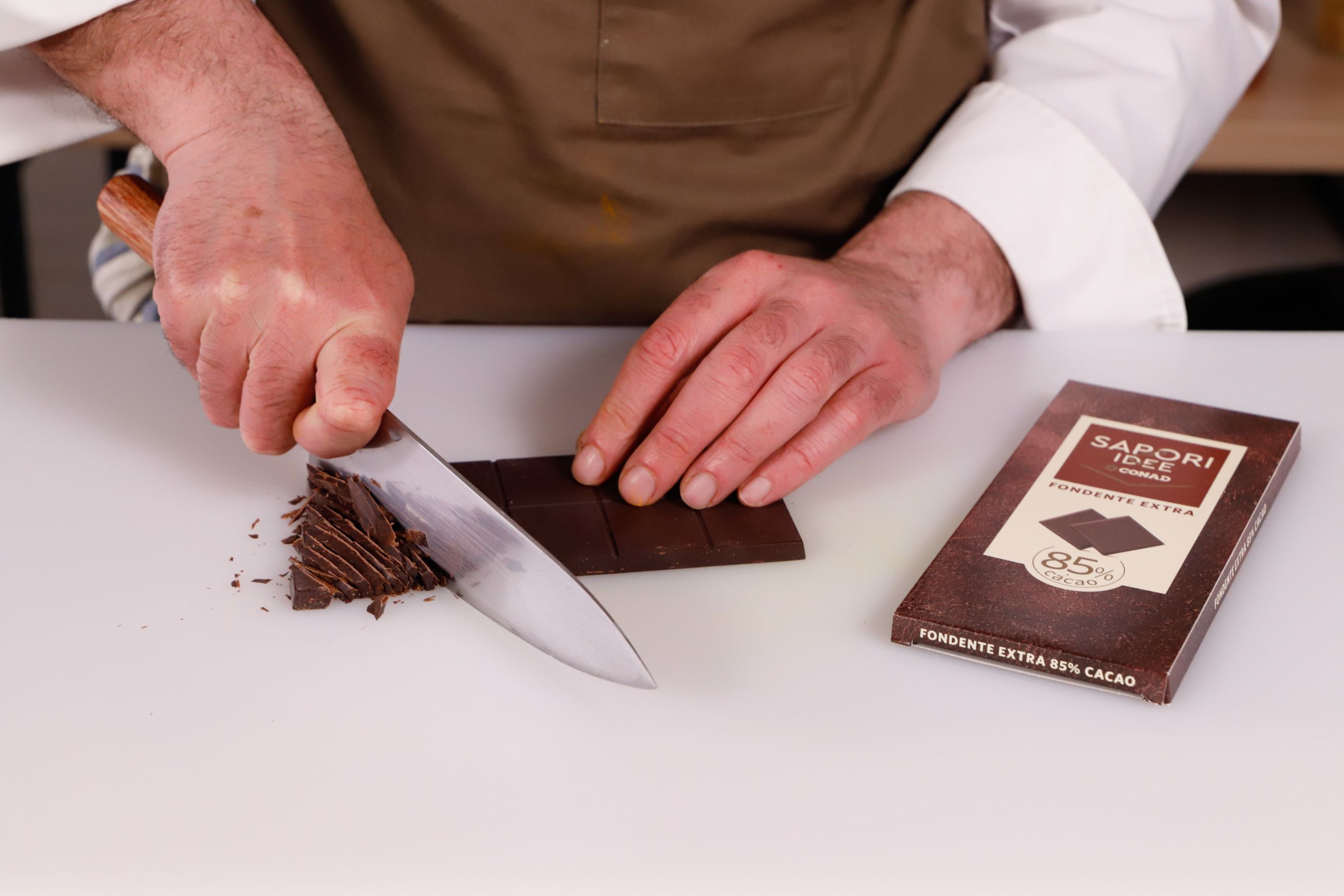 tritare cioccolato e sciogliere a bagnomaria