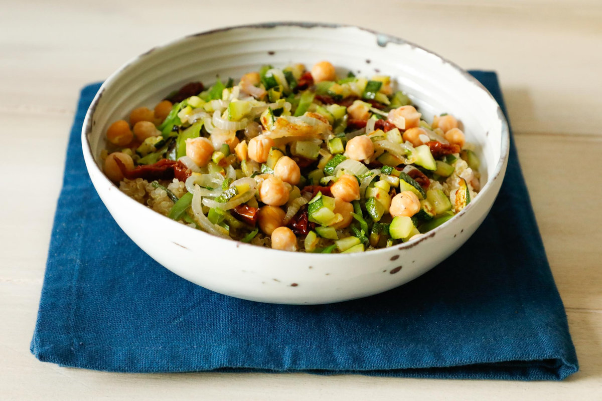 Insalata di quinoa con verdure e ceci
