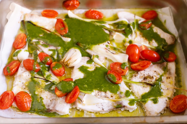 pesce-spada-al-forno-con-pomodorini-e-pesto-alle-erbe-thumbnail