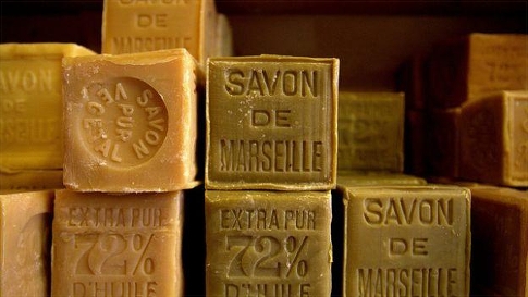 Via-le-macchie-impossibili-con-i-rimedi-naturali