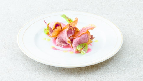 carpaccio-petto-anatra-maionese-di-ribes-e-crudo-croccante