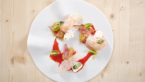 Gazpacho-di-rape-rosse-cipolle-di-Tropea-in-agrodolce-e-scampi