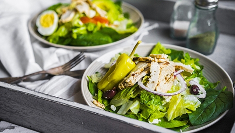 Insalata-mista-con-pollo-cipolla-peperoncini-e-olive