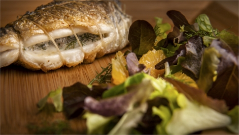 orata-in-porchetta-con-insalata-alle-arance