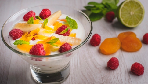 yogurt-con-banane-lamponi-e-albicocche