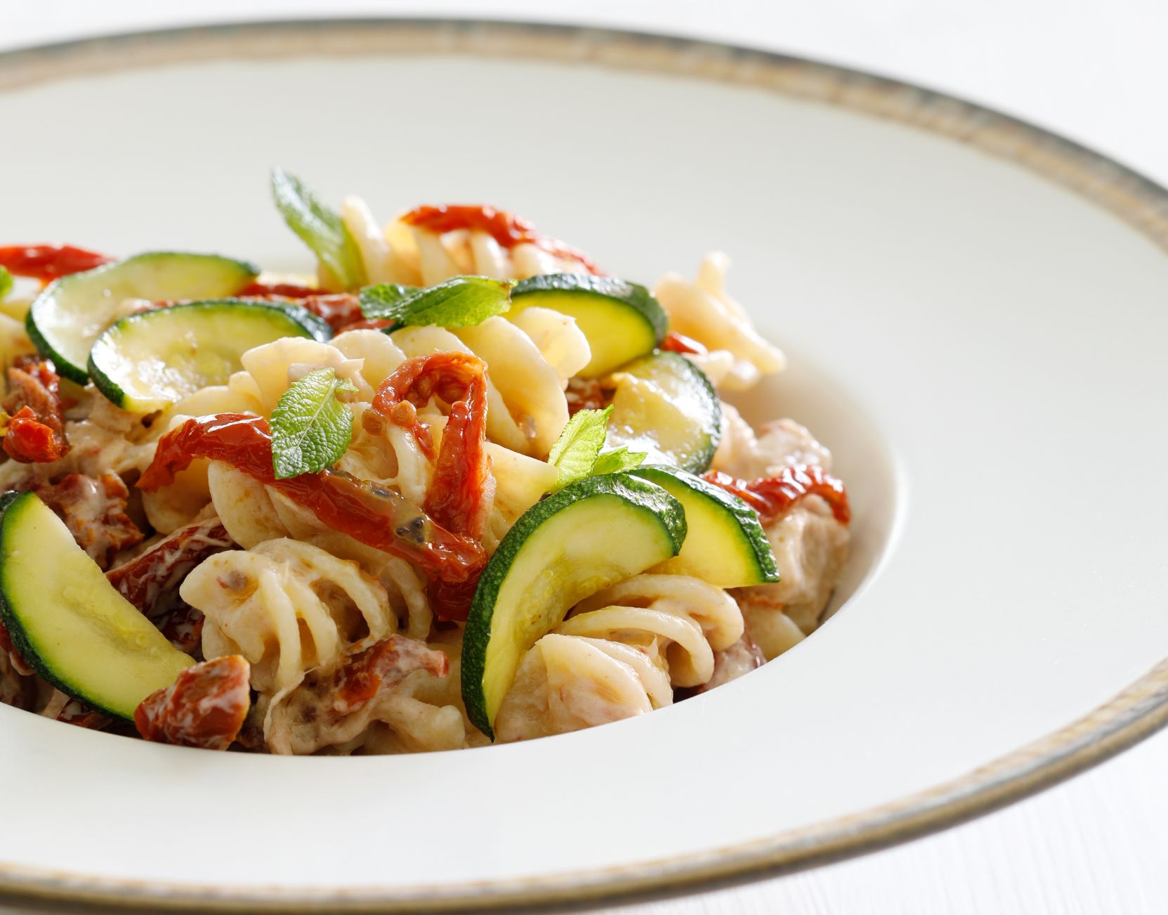 Pasta Fredda Con Zucchine Pomodori Secchi Tonno Menta E Ricotta Ricetta